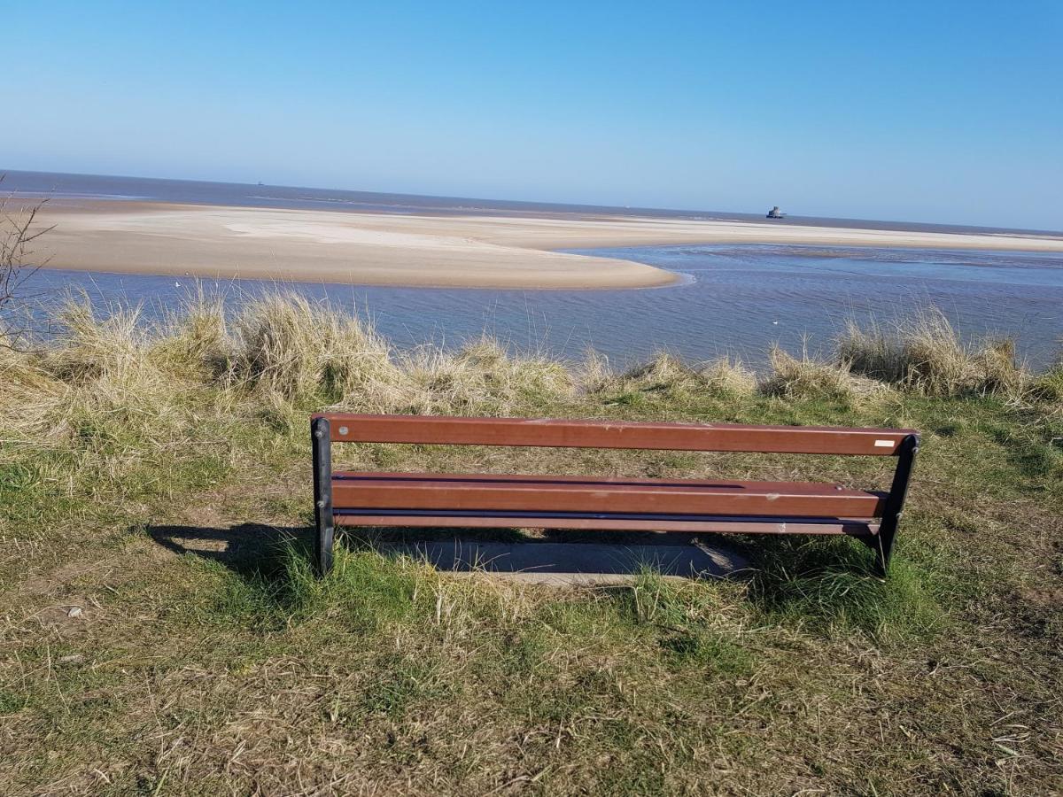 Beach & Tonic Beachside Chalet Humberston Екстериор снимка